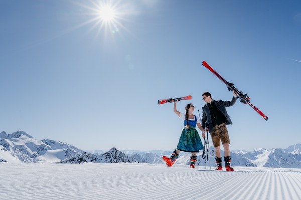 Sciatori in dirndl e lederhose all'Oktoberfest sul ghiacciaio dello Stubai