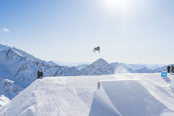 Salto freestyle allo Snowpark Stubai Zoo