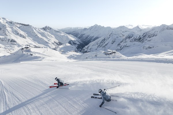 Sciatori sulle piste del ghiacciaio dello Stubai