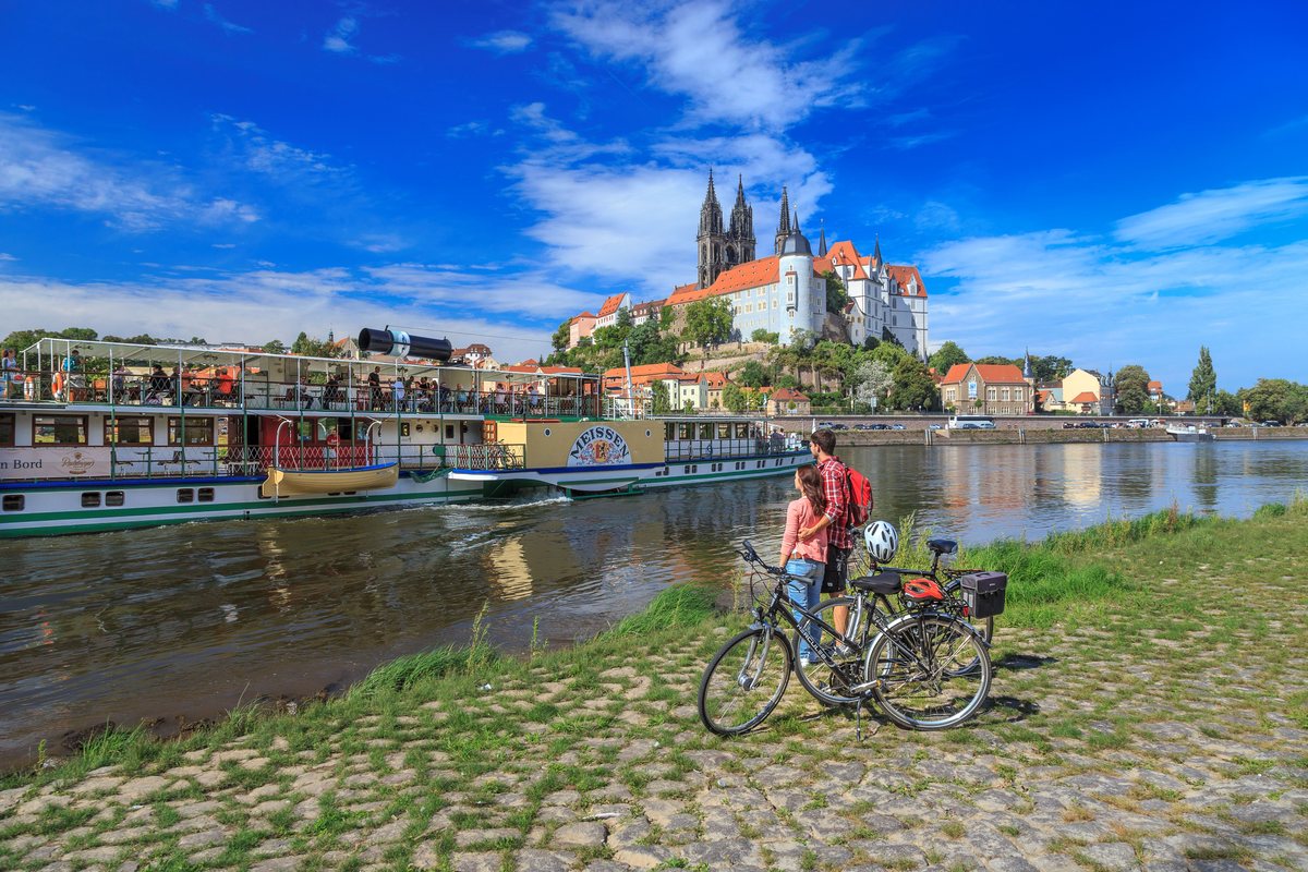 Battello a vapore e ciclista sotto l’Albrechtsburg di Meissen