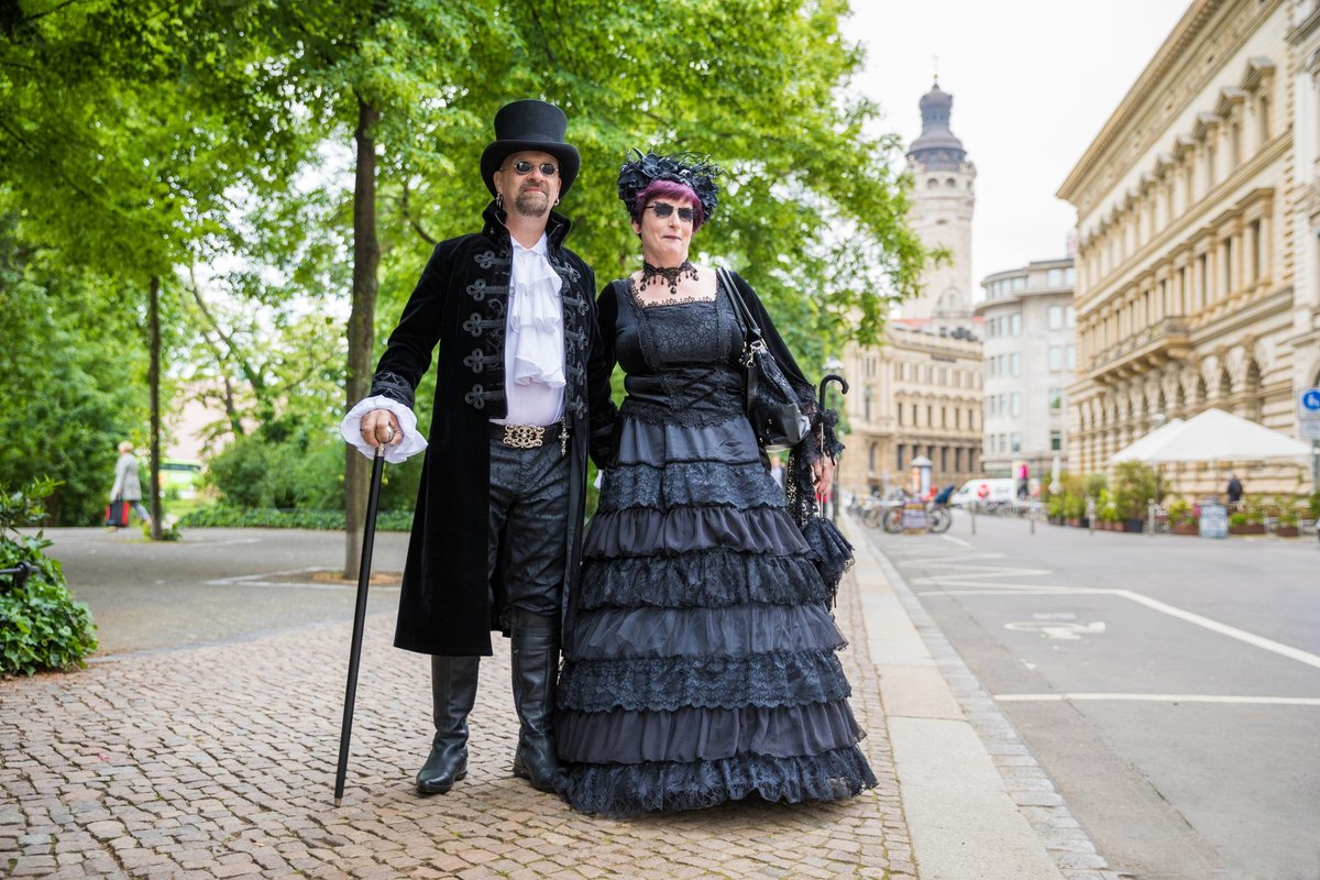Partecipanti in costume al Wave-Gotik-Treffen di Lipsia
