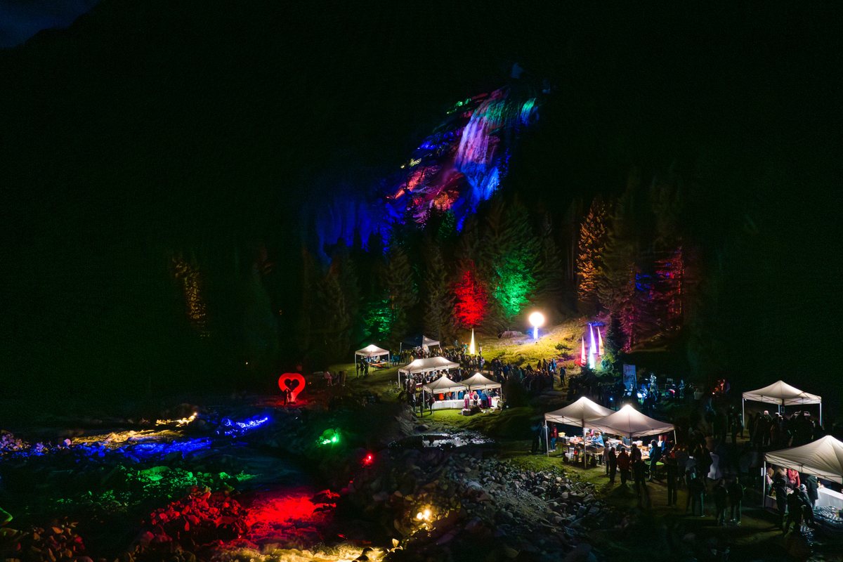 La cascata di Grawa illuminata durante le escursioni serali