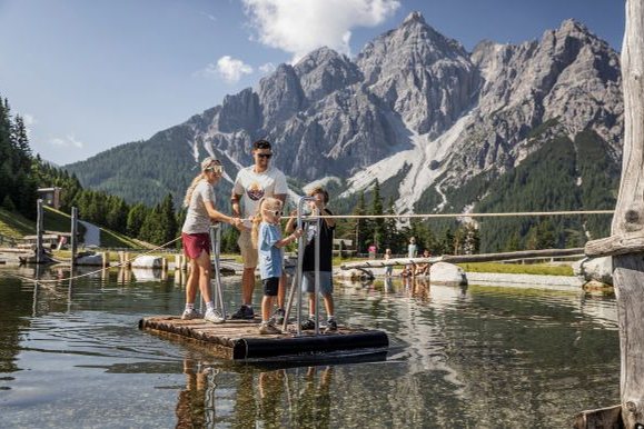 Famiglia al lago del Serlespark a Mieders